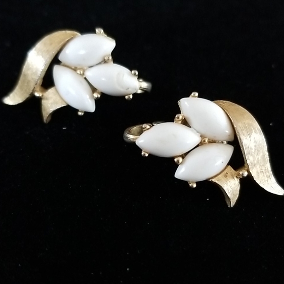 Vintage TRIFARI Milk Glass Clip On Earrings - Picture 2 of 8